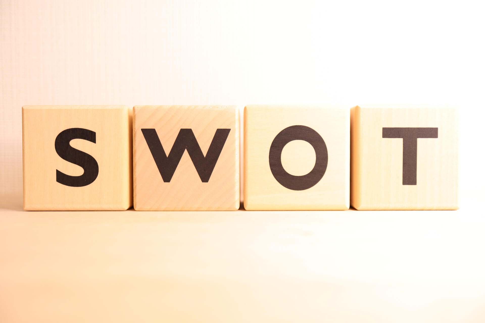 SWOT分析とは？手順や効果的に活用するポイント、活用例もご紹介
